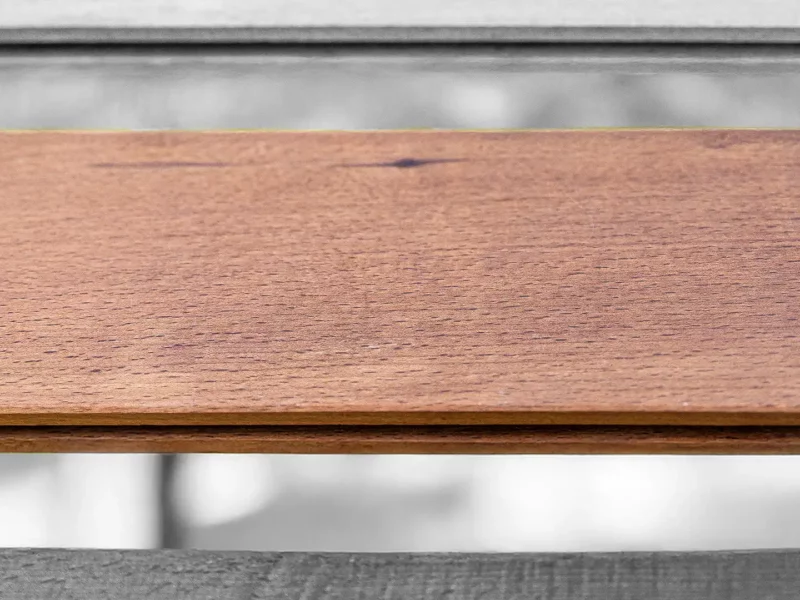 Das Bild zeigt klassische Holzschindeln, die in traditioneller Anordnung als Fassaden- und Dachverkleidung eingesetzt werden.