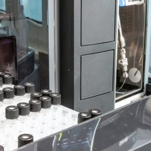 Hochleistungs-Flüssigchromatograph mit Probenvials chromatographische Trennung und Analyse von Proben.