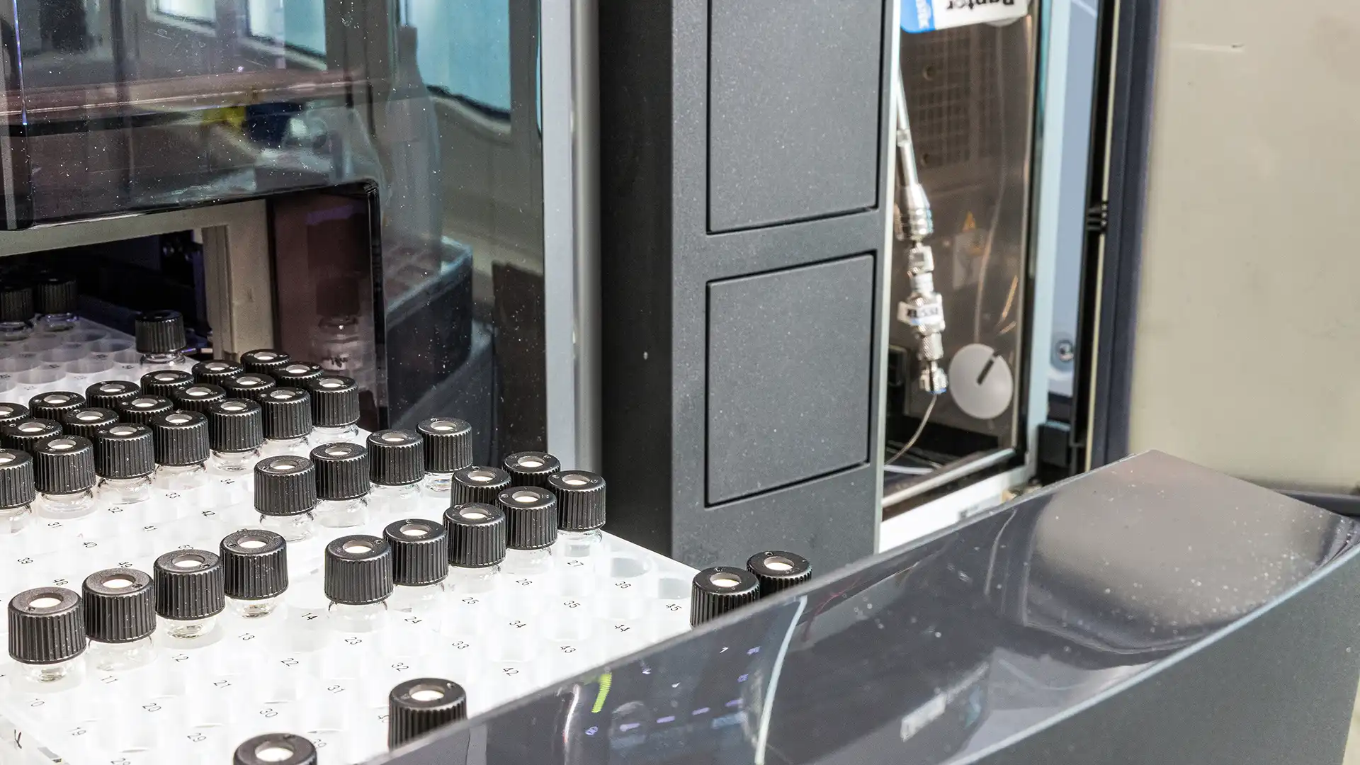 Hochleistungs-Flüssigchromatograph mit Probenvials chromatographische Trennung und Analyse von Proben.