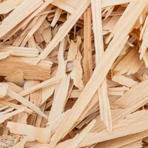 Nahaufnahme von Holzstrandschichten (OSB), die ihre unregelmäßige Faserstruktur und -verteilung zeigen.