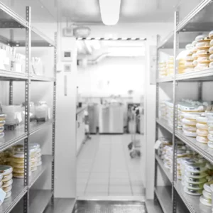 Klimaraum eines Biolabors mit Metallregalen voller Proben für biologische Schimmeltests