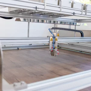 Der Hot-Spot-Prüfstand des IHD. Der Z-Weg-Sensor fährt über einen Laminatfußboden, um deren Verformung in X-, Y- und Z-Richtung unter Hitzeeinwirkung zu messen.