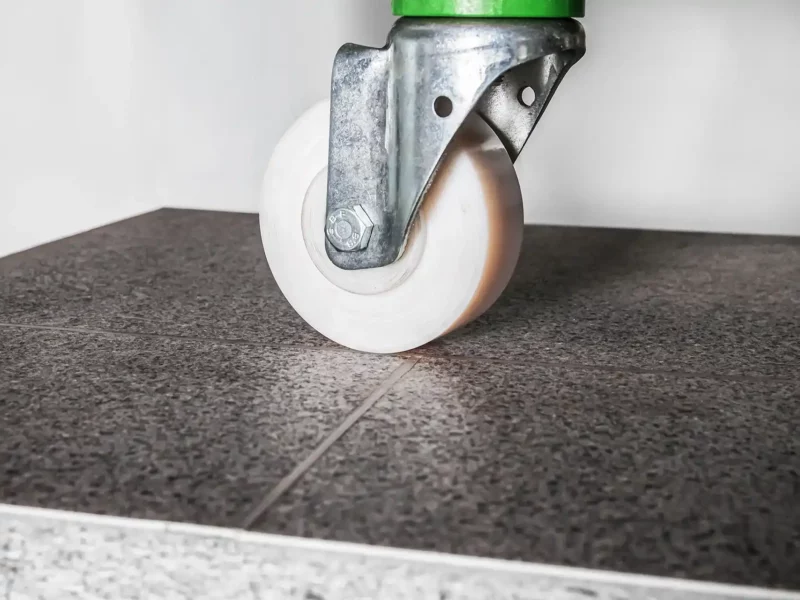 Schwerlastrollenrad auf einer Oberfläche beim Rollentest