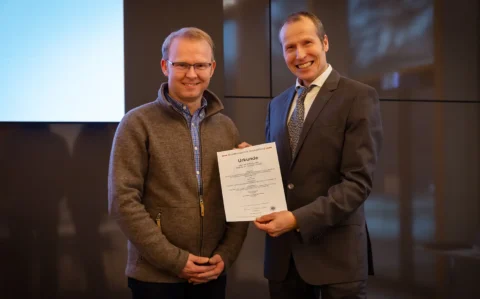 Urkundenübergabe von Dr. Thomas Sperling (re.) an Marco Mäbert (li.)