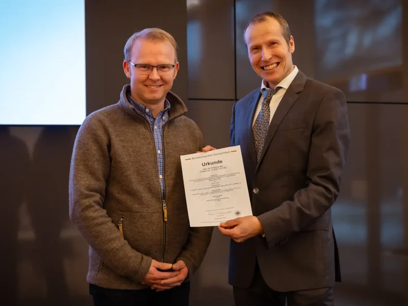 Urkundenübergabe von Dr. Thomas Sperling (re.) an Marco Mäbert (li.)