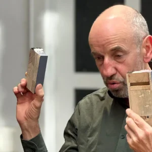 Dr. Wolfram Scheiding erklärt Holzproben und Materialschichten im holztechnologischen Labor