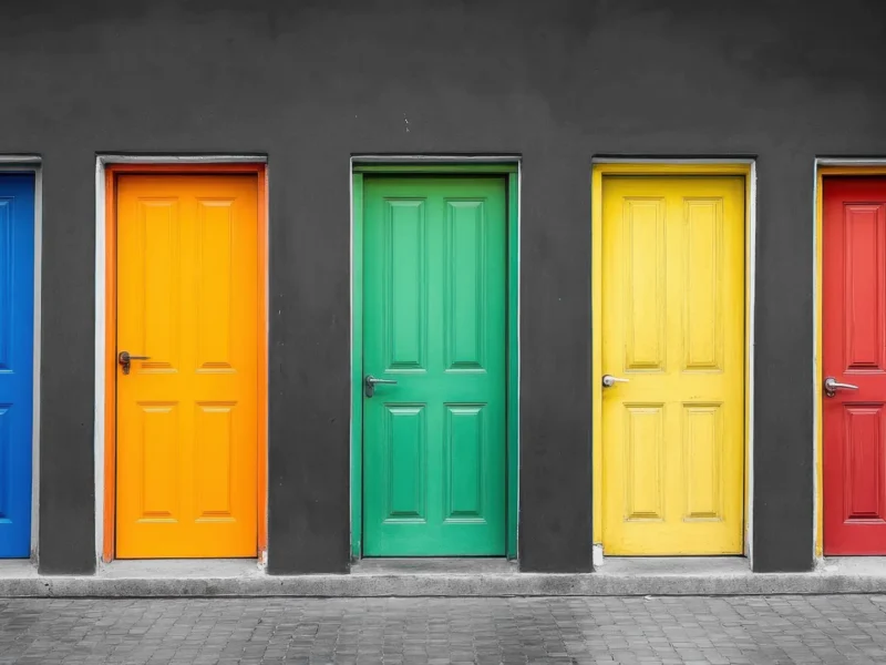 Fünf farbige Holztüren in Blau, Orange, Grün, Gelb und Rot in dunkler Wand