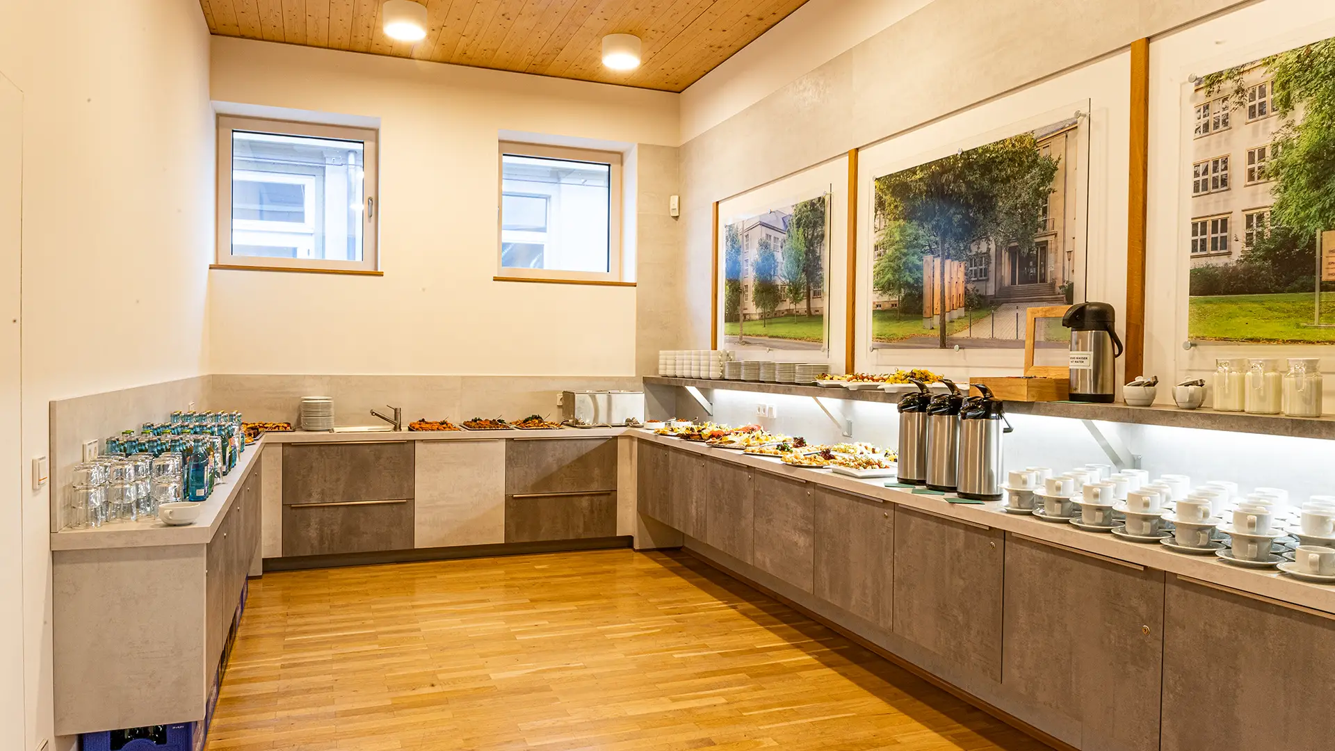 Cateringbuffet mit Getränken, Kaffee und Speisen in modernem Veranstaltungsbereich