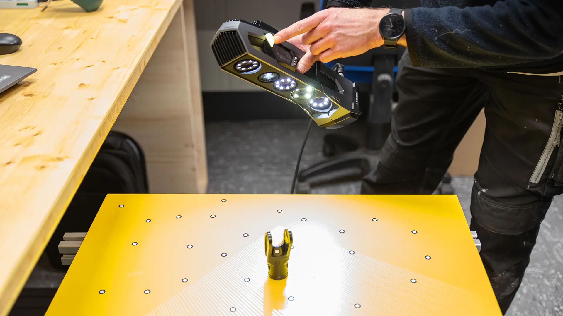 3D-Handscanner erfasst Objekt im Labor