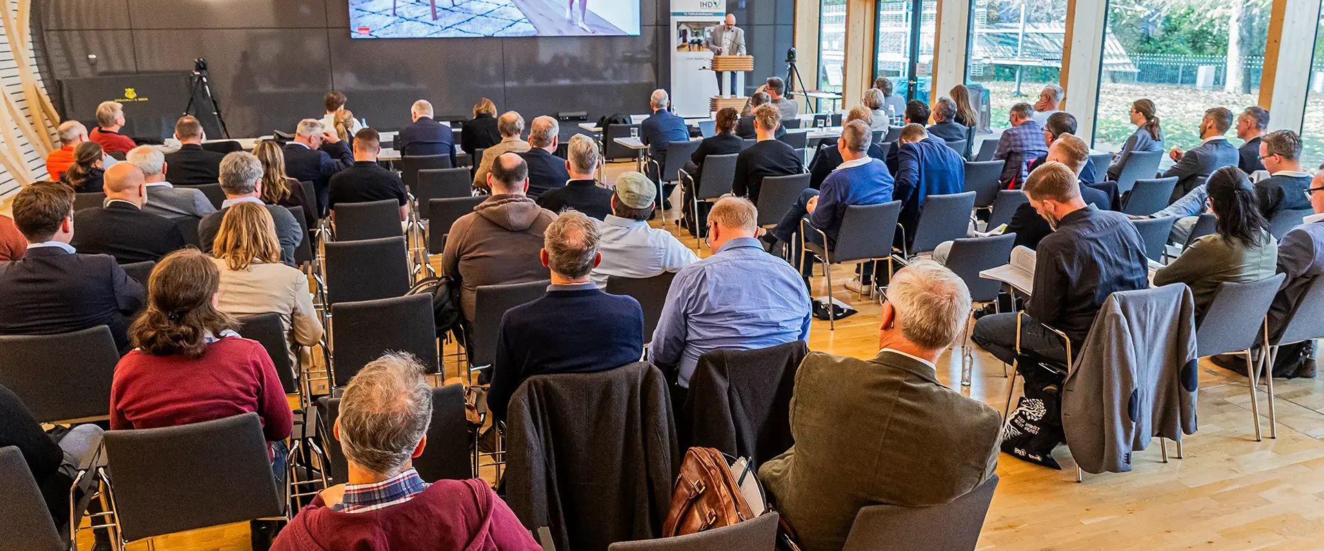 Konferenz mit Publikum und Präsentation im modernen Saal