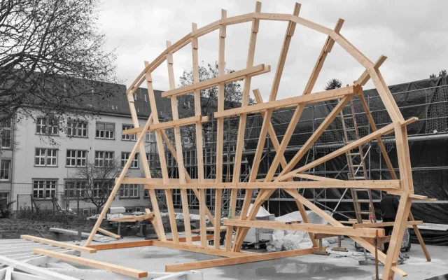Aufbau einer großformatigen Holzkonstruktion auf einer Baustelle