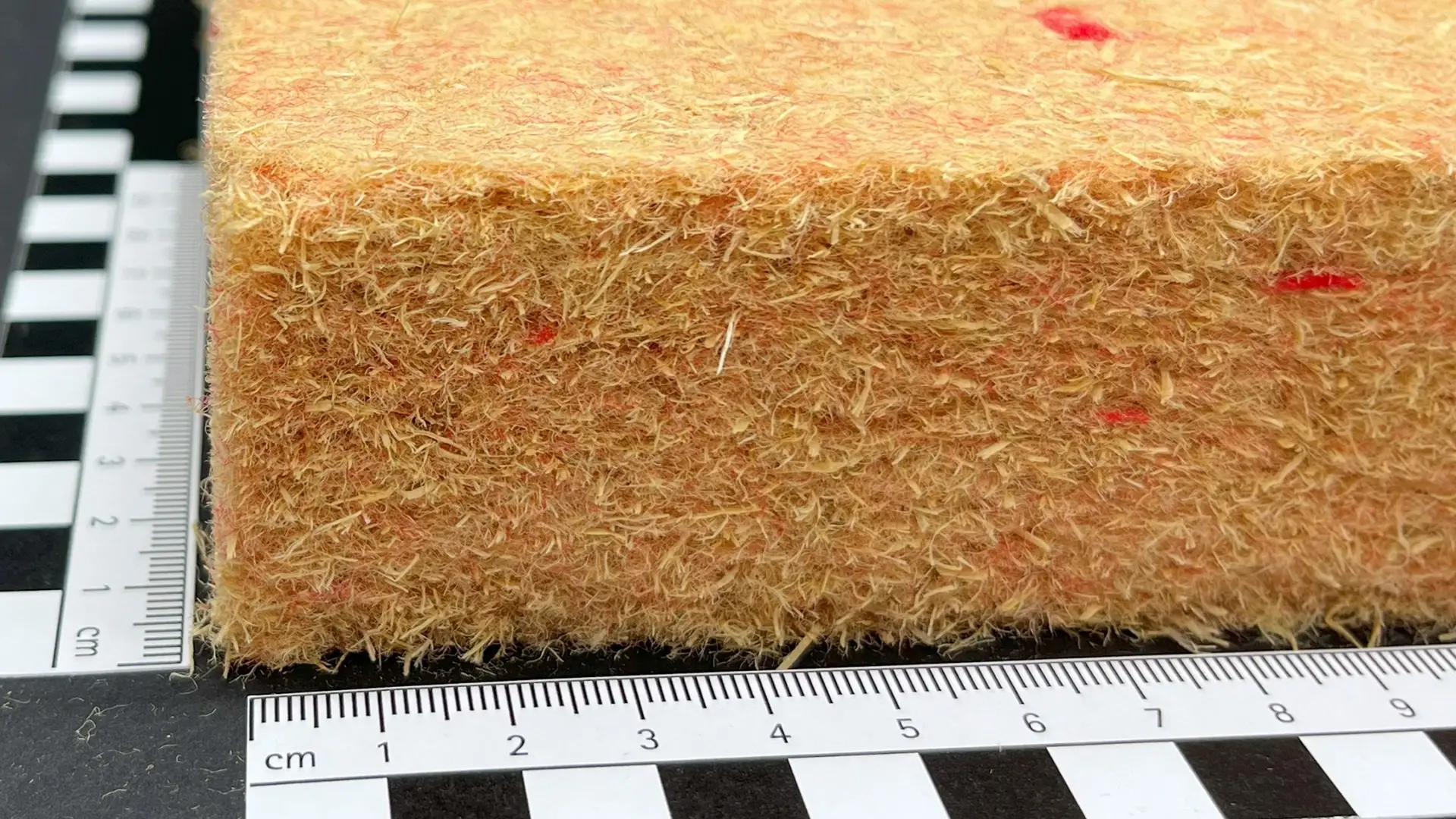 Flexible Holzfaserdämmmatte mit roten Bindefasern